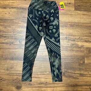Zumba Fitness Camouflage Patterned Leggings - Black and Green